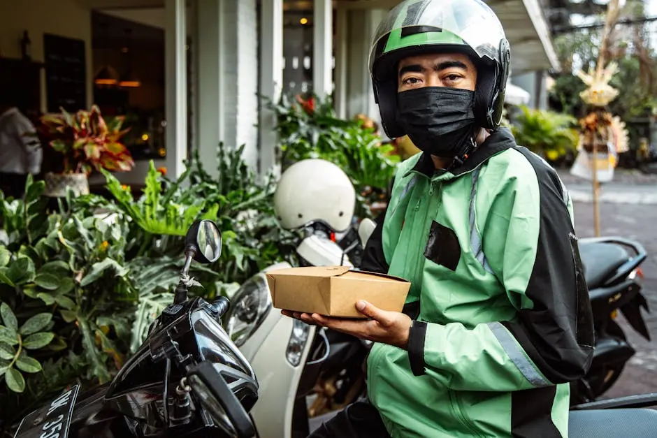 Een bezorger op een fiets met eten