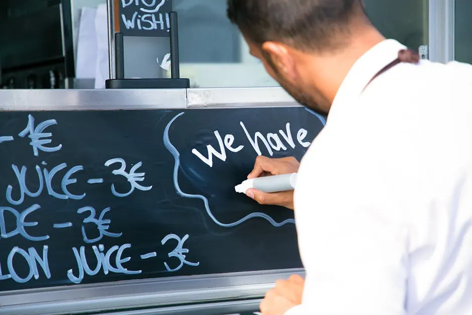 Een handgeschreven menubord met daghappen