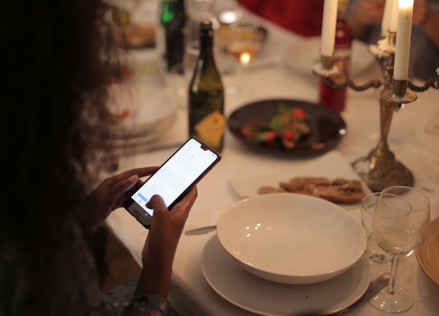 Een gast bekijkt een digitale menukaart op haar smartphone