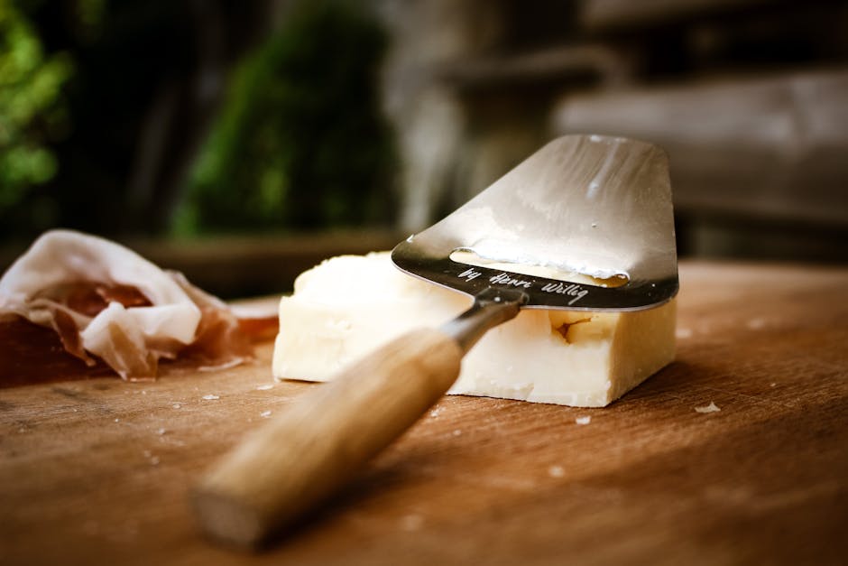 Kaas op een snijplank met andere zuivel