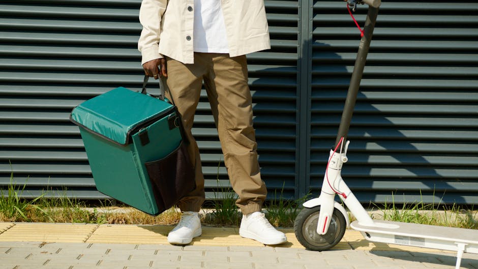Een bezorger op een scooter met een eten-tas