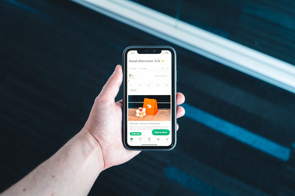 Een online bestelling op een telefoon met eten op tafel