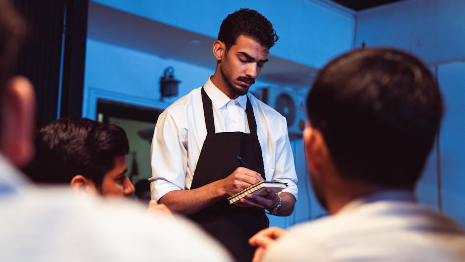 Gasten gebruiken een tablet om eten te bestellen in een restaurant