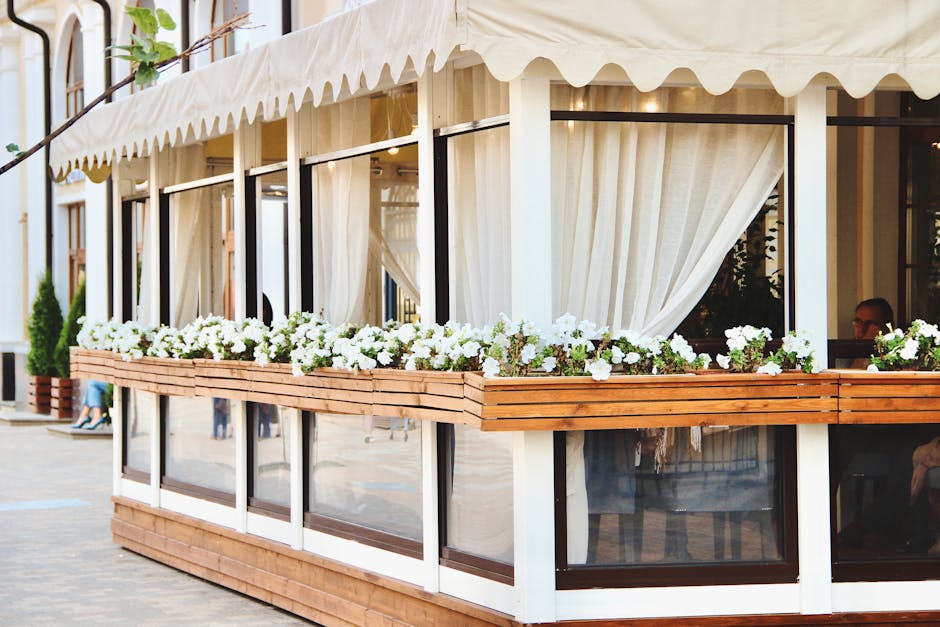 Een buitenrestaurant versierd met bloemen